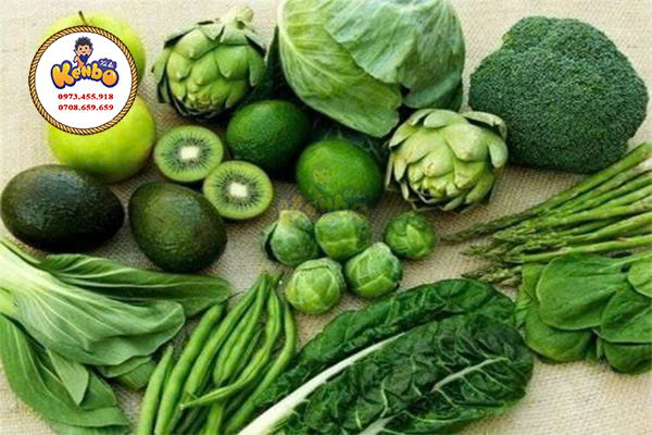 Cung cấp đủ nhóm chất rau xanh cho trẻ tránh táo bón